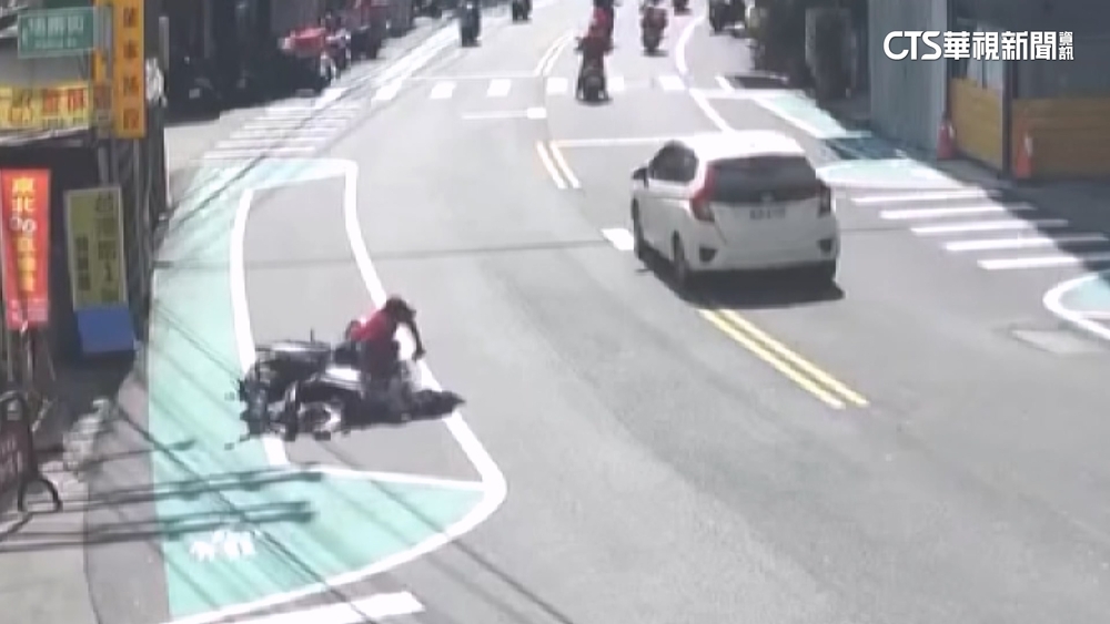 彰化大埔路怪標線　騎士誤認慢車道撞臨停機車