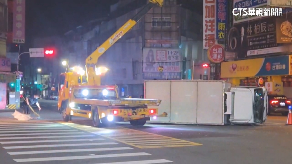 深夜路口擦撞車禍！計程車門凹陷　貨車90度翻覆