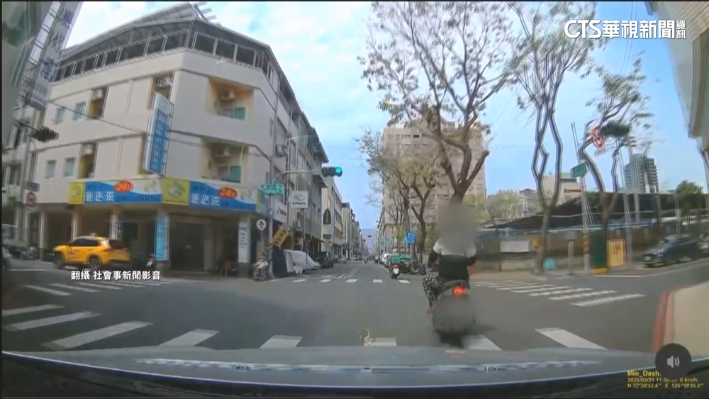 這哪招？　騎士繞車轉圈又急剎　3項違規罰28900