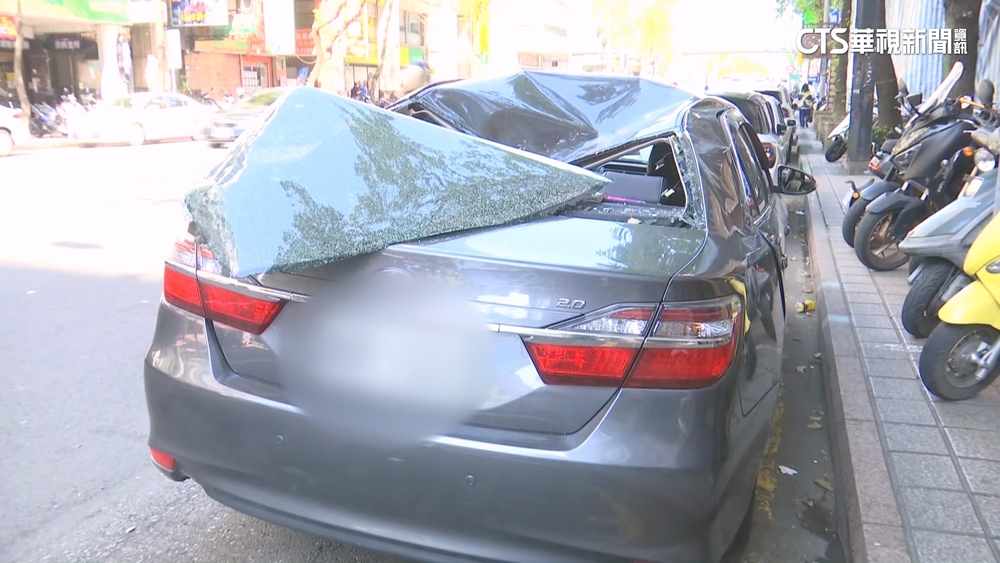 天降橫禍！　大廈外牆磁磚水泥剝落　砸毀轎車母子傷