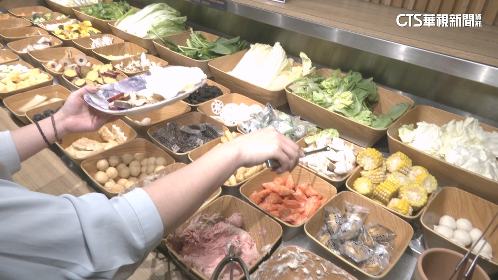 「自助吧」確保食材新鮮　維持低溫.餐具不混用