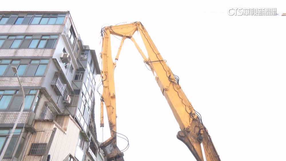 台中清水大樓塌陷　出動長臂抓斗清土石「減重」