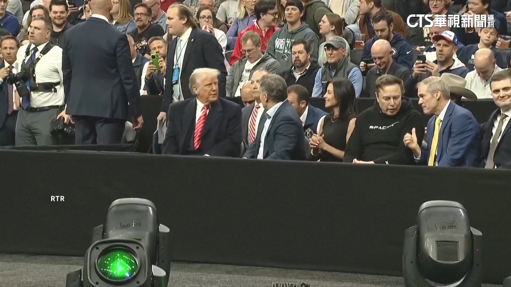 川普.馬斯克觀看摔角比賽　觀眾高呼「USA」