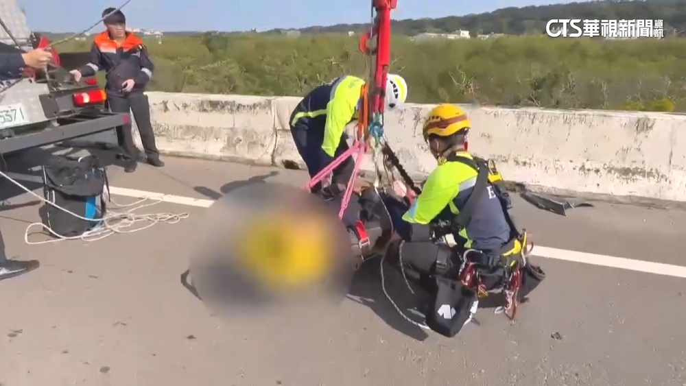 騎士失控自撞墜橋近3層樓高　雜草緩衝幸運救命