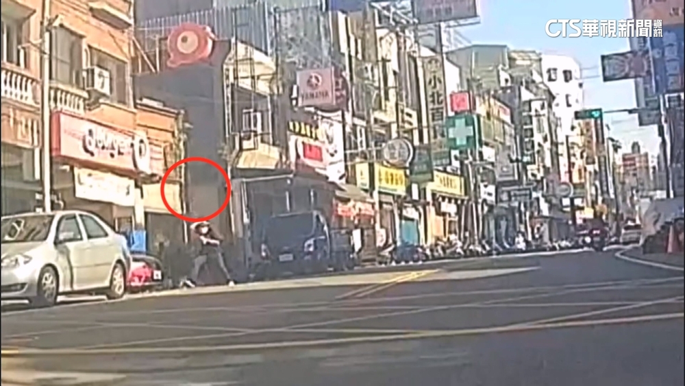 磁磚雨砸路人急護頭！　附近店家嚇：不是第一次