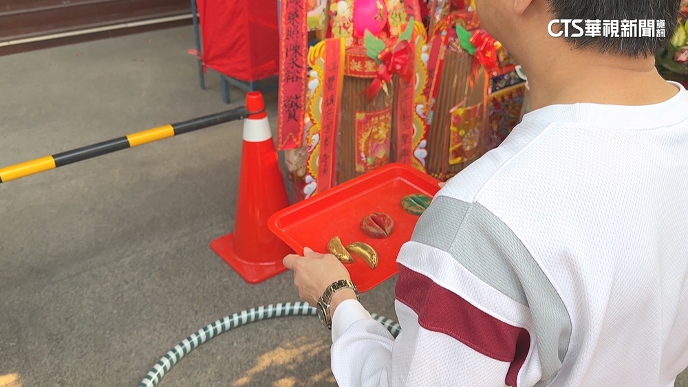 連擲12次聖筊拿50萬發財金　比中大樂透還難