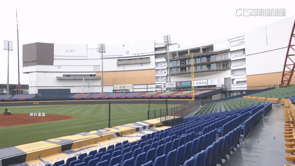 洲際球場「外野白牆吃球」有解！　市府「深藍貼膜」盼改善