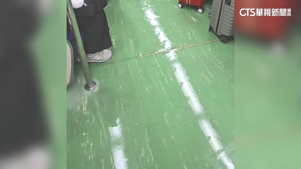 台鐵區間車廂內地面積水　列車長：廁所故障