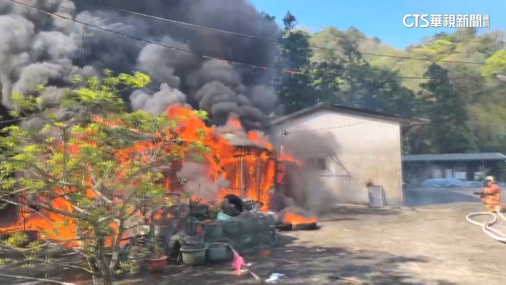 平溪鐵皮屋遭大火燒毀　鄰目擊「天燈掉曬衣桿」