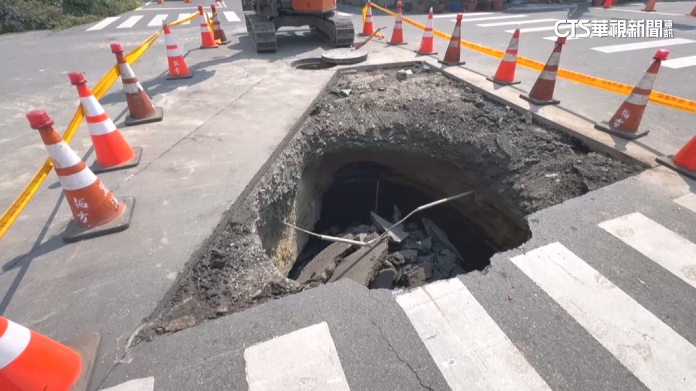 路基嚴重掏空　彰化二林路面驚現2.5米深坑洞