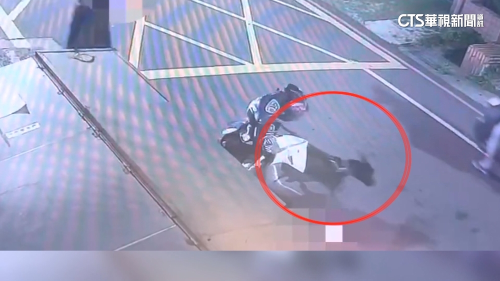 飼主遛狗遭暴衝狗攻擊猛咬　小腿被咬出3大洞