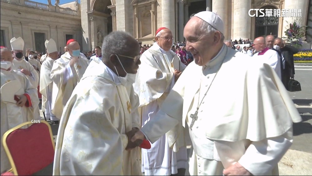 出院了！　教宗方濟各住院38天公開露面　群眾歡呼