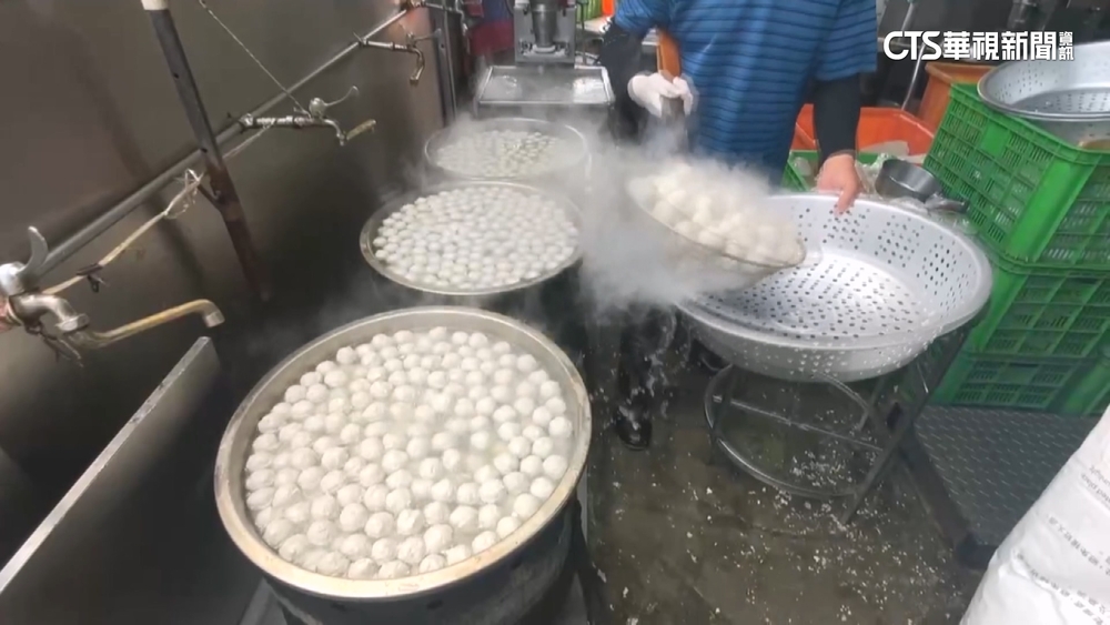 興達港觀光漁市出奇招攬客　店名.歌聲比吸睛