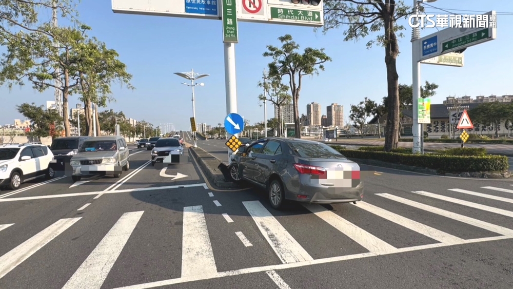 駕駛途中突不適昏迷　車輛失控自撞分隔島