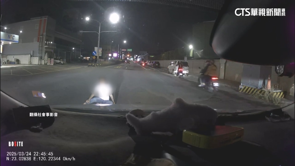 製造假車禍？　女躺馬路阻車　恐涉公共危險罪