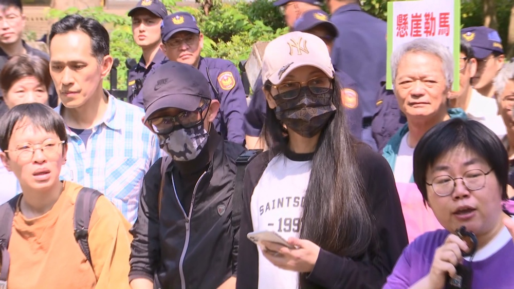 中配「亞亞」開記者會控訴遭政府迫害　焦慮主婦Lia酸：回娘家千萬別這樣做