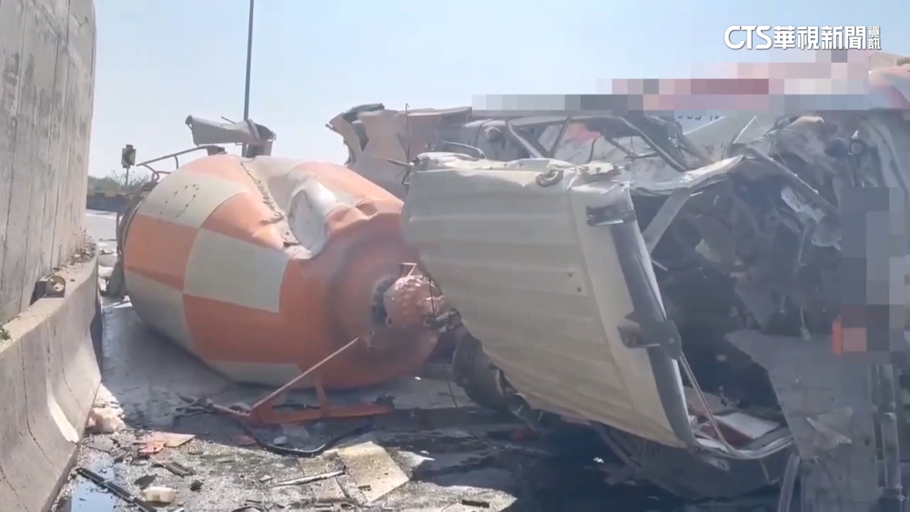 混凝土車疑過彎不慎翻覆　台南7旬駕駛傷重不治