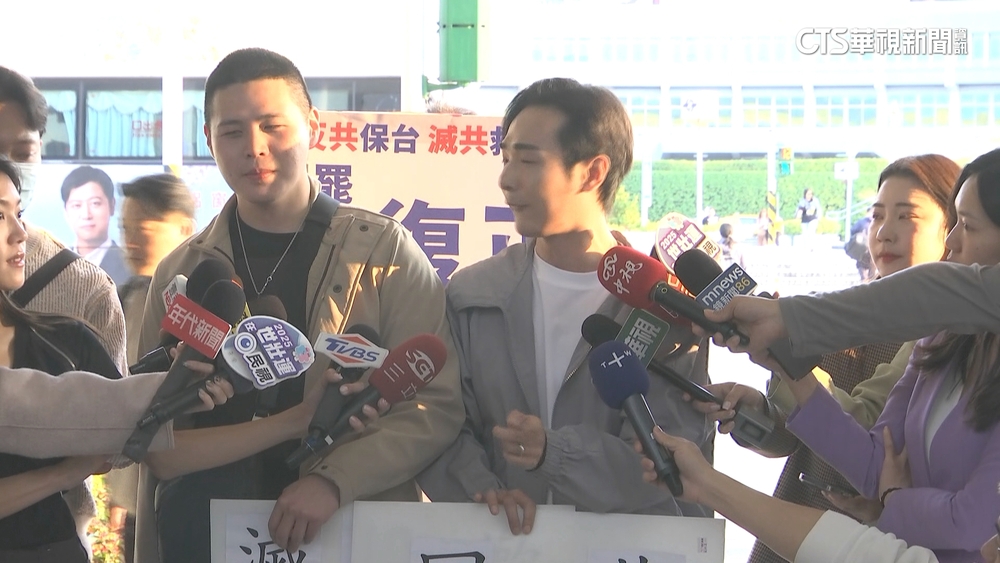 亞亞將離台！八炯、閩南狼準備「恭喜標語」　赴現場送機