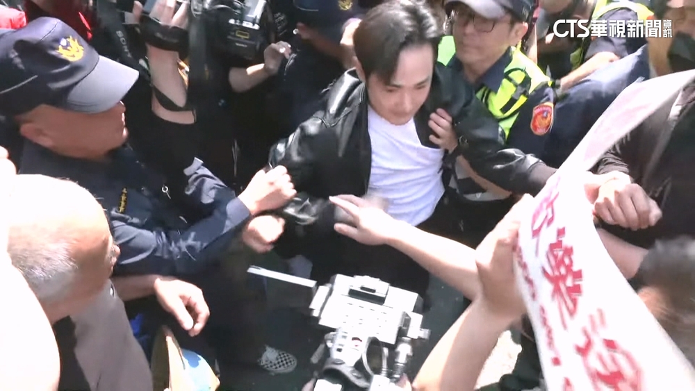 亞亞記者會網紅八炯踢館！　率民眾嗆聲遭警壓制