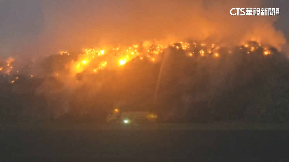 屏東枋寮掩埋場火警　控制後又復燃夜空染橘