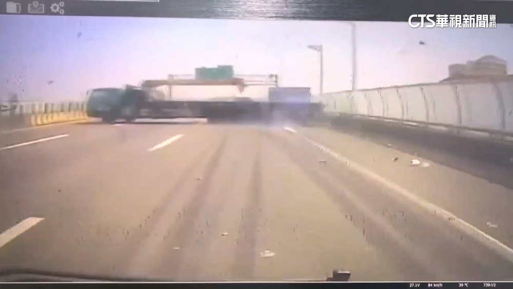 國10連環撞！疑大貨車變換車道不慎　4車撞一團7傷