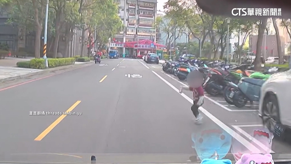驚險！　童衝馬路險遭撞　警：罰法定代理人500元罰鍰