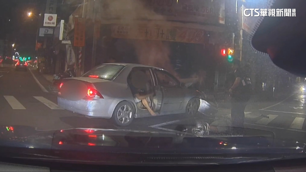 警匪追逐波及路過車　嫌犯車內搜出毒品