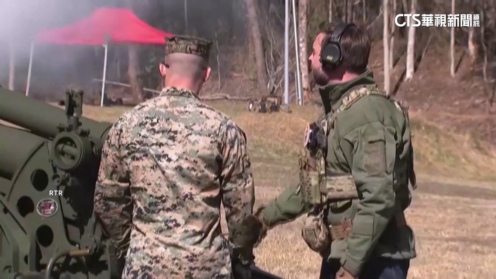 范斯參訪美軍陸戰隊　上場試射榴彈砲