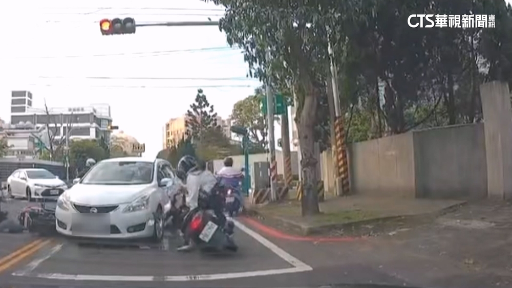 悚！疑前晚吃血壓藥　駕駛逆向撞2騎士1轎車