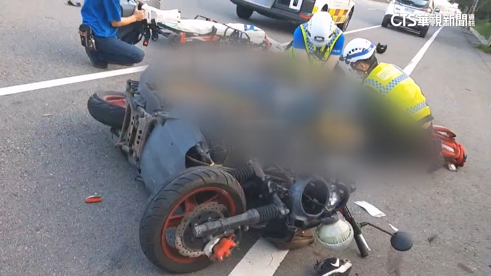 騎士失控撞宮廟金爐亡　警：占用道路已違法