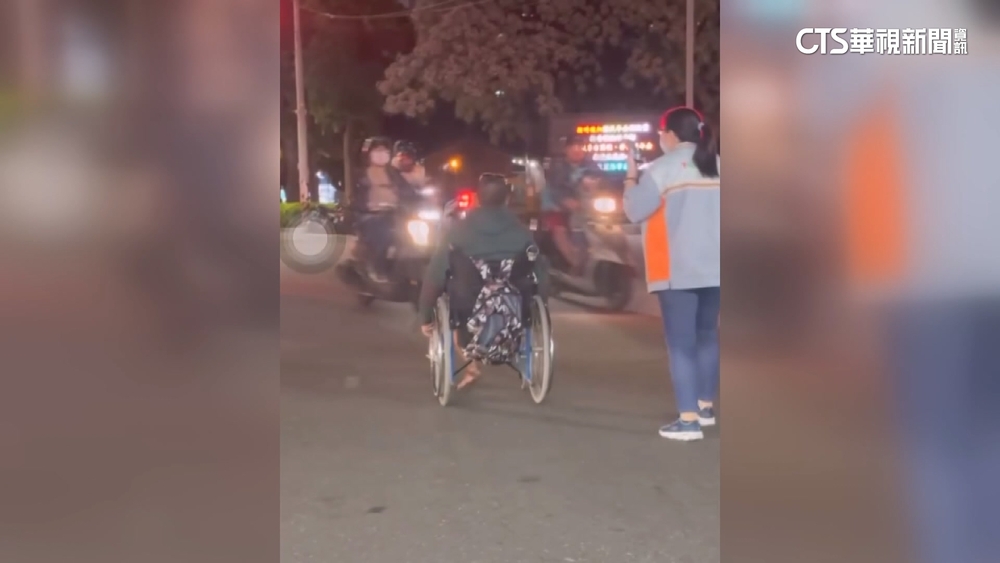 男偷高梁「單腳滑輪椅」落跑　超商店長邊錄影邊幫指揮