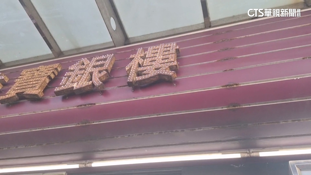 台中銀樓搶案！　2匪奪金鍊落跑　老闆娘追出遭撞傷