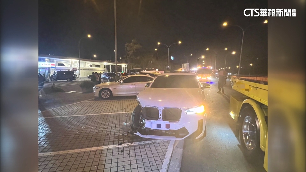 國一楊梅休息站又爆車禍！　休旅車衝分隔島再撞6車