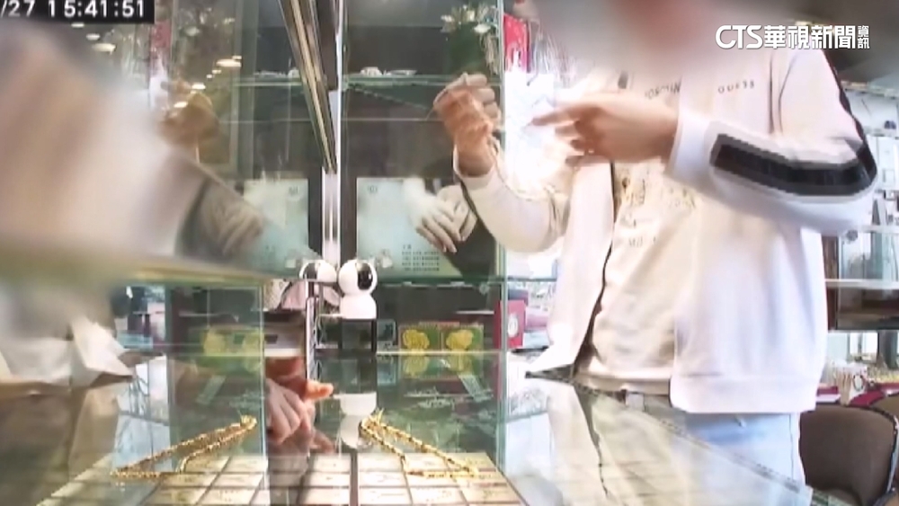 梧棲2嫌搶銀樓20萬金項鍊　撞倒老闆娘疑南下逃亡