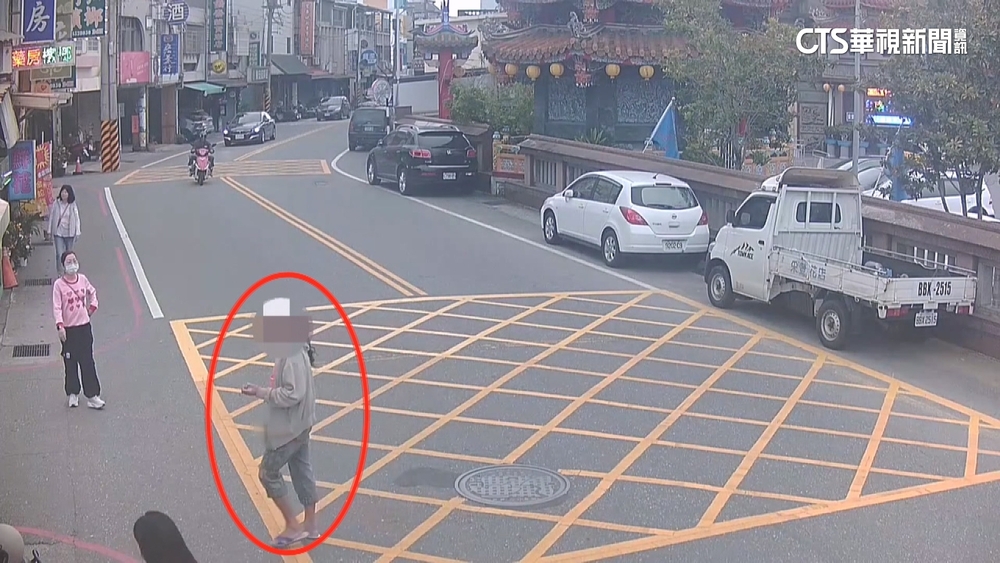 男持槍逛大街嚇壞人！警持臂盾圍捕　原來是玩具槍