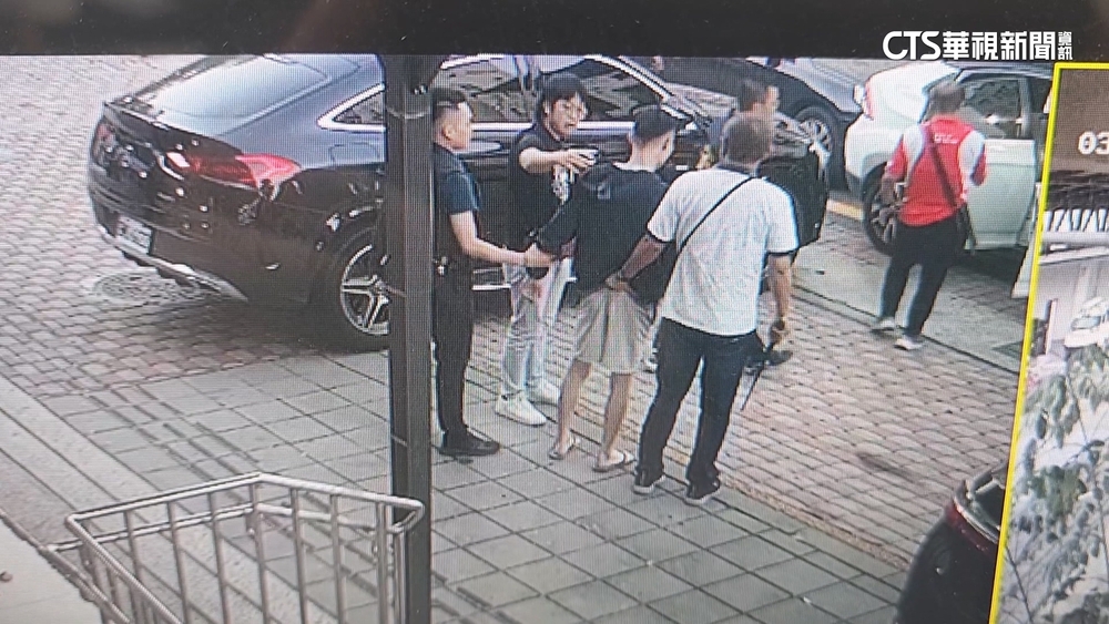 光天化日大街抓毒　藥頭倒車逃　警強勢破窗壓制