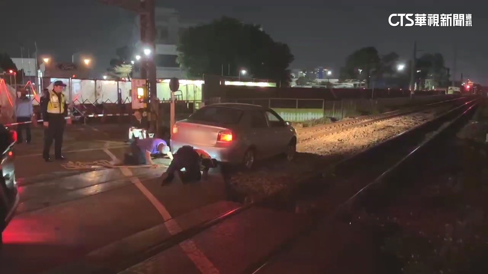 怎開的？轎車闖軌「平行卡平交道」　台鐵班次大亂
