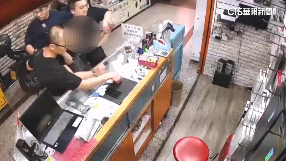 詐團假冒警察黑吃黑行搶百萬　警方2小時速逮2匪