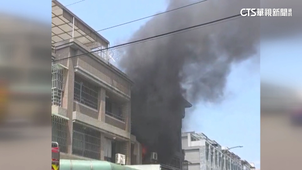 台中透天厝起火狂冒濃煙　母急逃27歲女兒一度受困