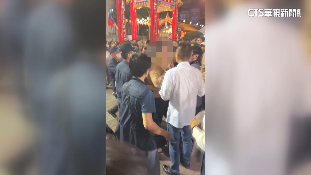 「藍白合體」高雄反罷宣講　男子激動欲入場遭警攔