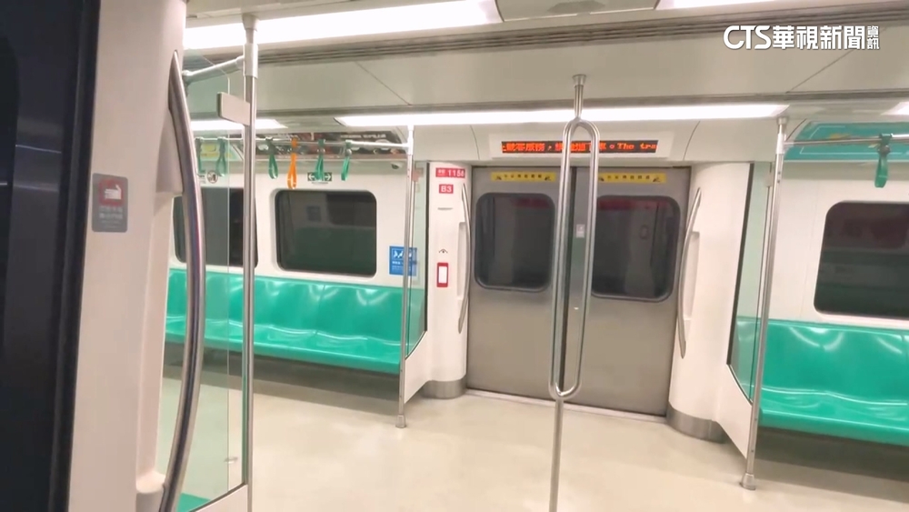 高捷列車故障低速行駛　美麗島站擠滿大批候車乘客