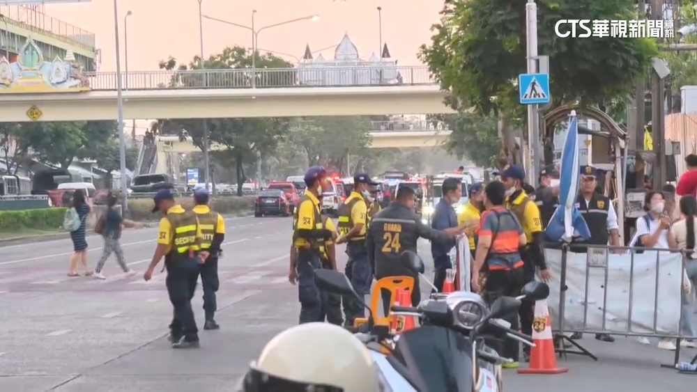 震後曼谷路邊設臨時救護站　當街急救傷患