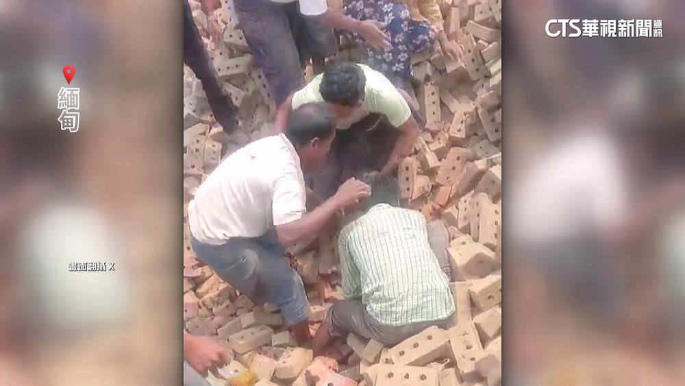 家人還受困...　緬甸居民等不及救難人員邊哭邊徒手開挖