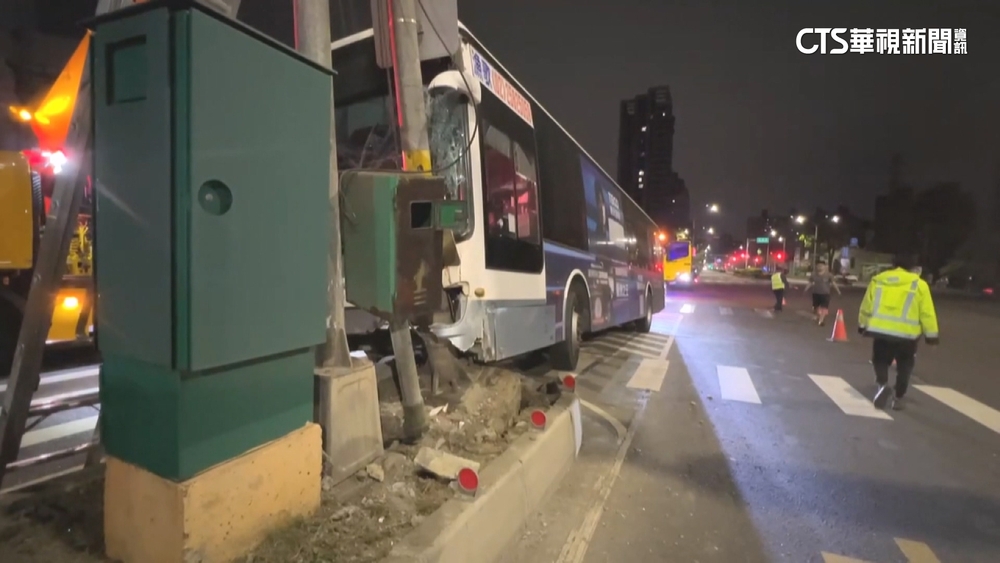 疑精神不濟肇禍　客運自撞分隔島幸無人傷