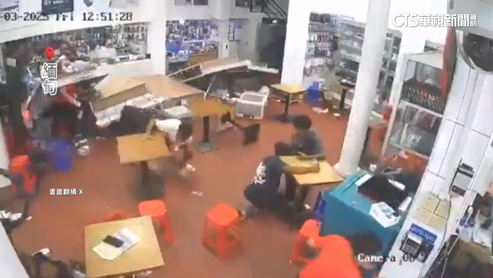 緬甸強震瞬間曝光！　貨架秒倒　民眾急躲桌下