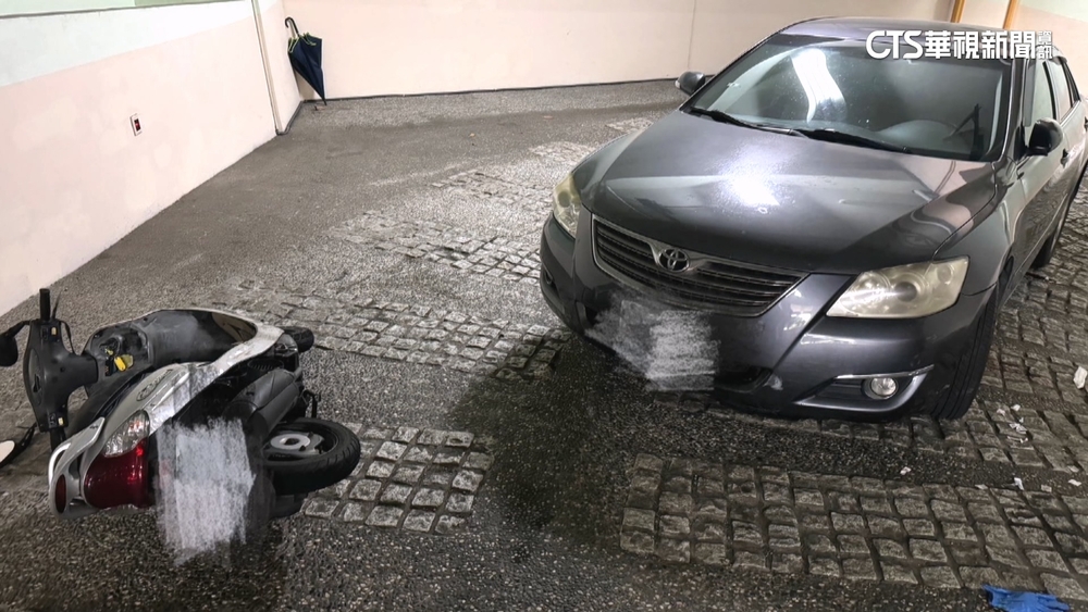 騎士進停車場滑倒自摔　轎車疑視線死角輾過不治
