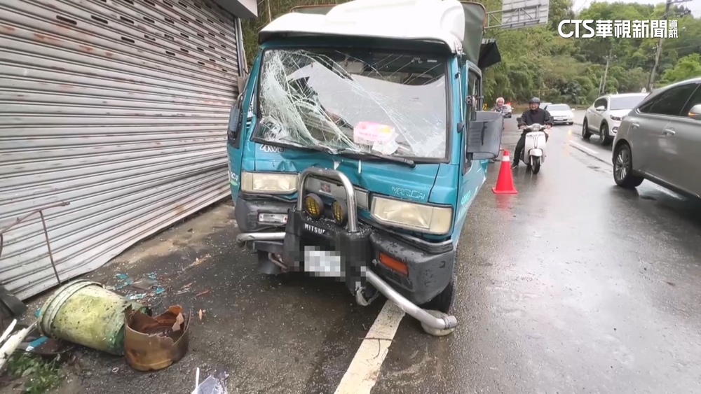疑恍神自撞路邊民宅　小貨車女駕駛受困重傷