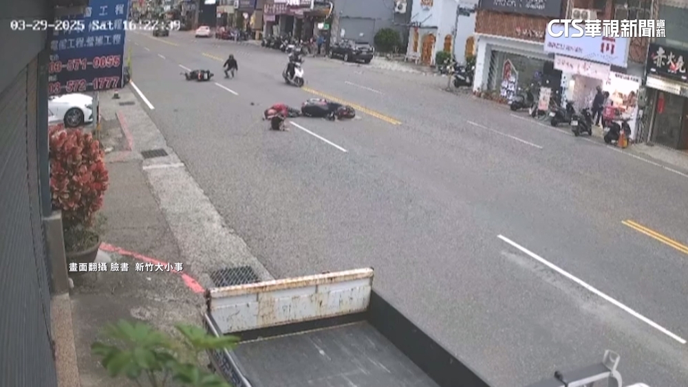 未注意路況！　新竹騎士急轉彎擦撞後方直行車