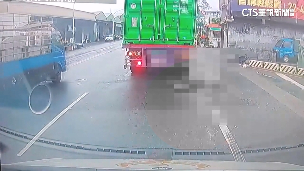 悚！新北貨櫃車撞上機車　騎士傷重當場死亡