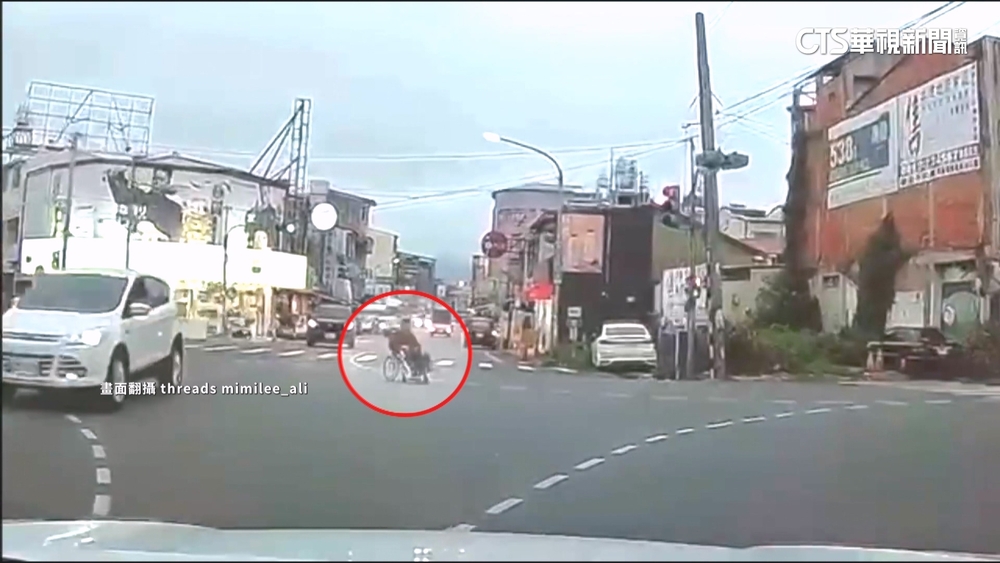 險象環生！　輪椅男單腳「倒退嚕」　闖紅燈穿越6岔路口